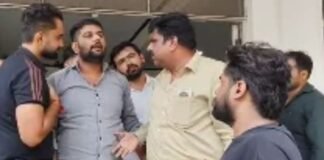 Muzaffarnagar: पार्किंग को लेकर छात्रों और गार्डों में विवाद, छात्र संघ नेता विशु मलिक धरने पर बैठे