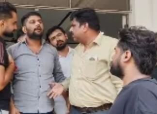 Muzaffarnagar: पार्किंग को लेकर छात्रों और गार्डों में विवाद, छात्र संघ नेता विशु मलिक धरने पर बैठे