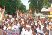 Raebareli: ‘सड़कों पर उतरी कांग्रेस, पुलिस से तीखी झड़प!’ मुख्य चुनाव आयुक्त के इस्तीफे की मांग पर भारी बवाल