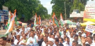 Raebareli: ‘सड़कों पर उतरी कांग्रेस, पुलिस से तीखी झड़प!’ मुख्य चुनाव आयुक्त के इस्तीफे की मांग पर भारी बवाल