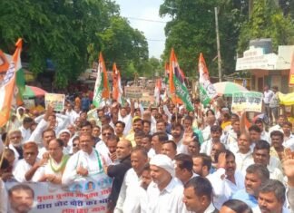Raebareli: ‘सड़कों पर उतरी कांग्रेस, पुलिस से तीखी झड़प!’ मुख्य चुनाव आयुक्त के इस्तीफे की मांग पर भारी बवाल