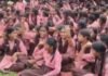UP: मिर्जापुर में रास्ते के लिए सैकड़ों स्कूली बच्चों का धरना, खेत-कीचड़ से होकर स्कूल जाने को मजबूर