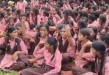 UP: मिर्जापुर में रास्ते के लिए सैकड़ों स्कूली बच्चों का धरना, खेत-कीचड़ से होकर स्कूल जाने को मजबूर