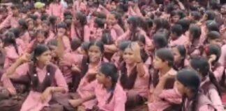 UP: मिर्जापुर में रास्ते के लिए सैकड़ों स्कूली बच्चों का धरना, खेत-कीचड़ से होकर स्कूल जाने को मजबूर
