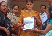 Sultanpur: समूह सखियों ने मानदेय बढ़ाने को लेकर किया प्रदर्शन, डीएम को सौंपा सात सूत्रीय मांगपत्र
