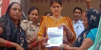 Sultanpur: समूह सखियों ने मानदेय बढ़ाने को लेकर किया प्रदर्शन, डीएम को सौंपा सात सूत्रीय मांगपत्र