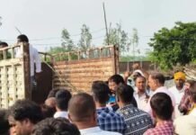 Sultanpur में शिक्षक दंपती हत्याकांड में नया मोड़, अंतिम संस्कार से पहले रोकी गई शव यात्रा, लिखित आश्वासन पर अड़े
