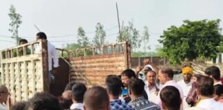 Sultanpur में शिक्षक दंपती हत्याकांड में नया मोड़, अंतिम संस्कार से पहले रोकी गई शव यात्रा, लिखित आश्वासन पर अड़े