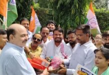 UP के मथुरा में UPI शुल्क के विरोध में कांग्रेस का अनोखा प्रदर्शन, PM मोदी को भेजा ₹2,000 से ज्यादा का ‘गिफ्ट’