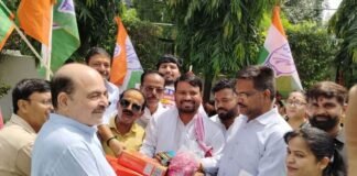 UP के मथुरा में UPI शुल्क के विरोध में कांग्रेस का अनोखा प्रदर्शन, PM मोदी को भेजा ₹2,000 से ज्यादा का ‘गिफ्ट’