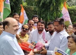 UP के मथुरा में UPI शुल्क के विरोध में कांग्रेस का अनोखा प्रदर्शन, PM मोदी को भेजा ₹2,000 से ज्यादा का ‘गिफ्ट’