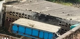 Mathura: यमुना से खुलेआम हो रहा अवैध खनन, बिरला मंदिर चौकी से चंद कदमों पर गुजर रहीं बालू से भरी ट्रैक्टर-ट्रॉलियां