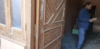 Chandauli: देसी शराब की दुकान में बड़ी चोरी, 1.20 लाख नकदी समेत करीब दो लाख का माल पार, छत का दरवाजा तोड़कर दुकान में घुसे चोर