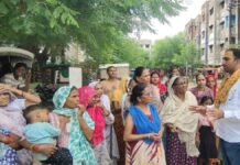 UP: मकान खाली करने के नोटिस से सहमे गरीब परिवार, कांग्रेस जिलाध्यक्ष ने उठाए सवाल