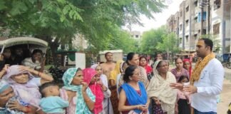 UP: मकान खाली करने के नोटिस से सहमे गरीब परिवार, कांग्रेस जिलाध्यक्ष ने उठाए सवाल