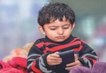 होमवर्क के बहाने मोबाइल में रील्स और गेम खेल रहे बच्चे, कम मार्क्स आने पर बढ़ रहा तनाव