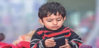 होमवर्क के बहाने मोबाइल में रील्स और गेम खेल रहे बच्चे, कम मार्क्स आने पर बढ़ रहा तनाव