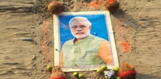 मऊ में श्मशान घाट के पास मिली PM मोदी की तस्वीर, नारियल-नींबू और सिंदूर मिलने से मचा हड़कंप