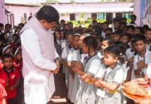 मुख्यमंत्री डॉ. यादव काफिला रुकवाकर पहुंचे स्कूल बच्चों से किया आत्मीय संवाद
