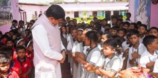 मुख्यमंत्री डॉ. यादव काफिला रुकवाकर पहुंचे स्कूल बच्चों से किया आत्मीय संवाद