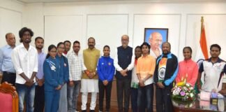 राज्यपाल रमेन डेका से प्रदेश के उत्कृष्ट खिलाड़ियों ने की सौजन्य भेंट