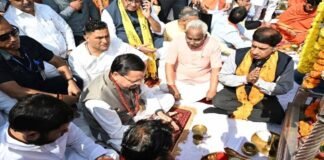 मुख्यमंत्री ने माँ गंगा से प्रधानमंत्री के स्वस्थ एवं दीर्घायु जीवन के साथ ही देश और प्रदेश की सुख-समृद्धि की कामना की