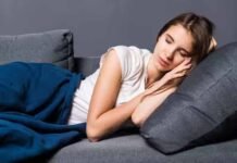 सोते समय लोग क्यों करते हैं बड़बड़ाना? जानें Sleep Talking के पीछे की वजह और कब सतर्क होना जरूरी