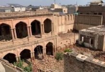 पाकिस्तान में ऐतिहासिक रामलीला मंदिर सील, तोड़फोड़ और कमर्शियल प्लाजा बनाने पर विवाद