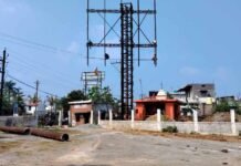 रायपुर: फुंडहर के खेल मैदान में निजी होर्डिंग लगाने का विरोध, सुरक्षा मानकों की अनदेखी का आरोप
