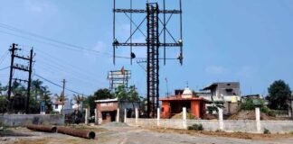 रायपुर: फुंडहर के खेल मैदान में निजी होर्डिंग लगाने का विरोध, सुरक्षा मानकों की अनदेखी का आरोप