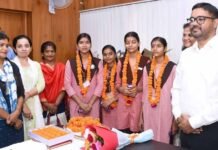 योगी सरकार में मिशन शक्ति से बेटियों को नेतृत्व का अवसर, चार छात्राओं ने संभाली मध्याह्न भोजन प्राधिकरण की कमान