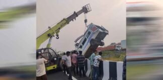 दिल्ली-मुंबई एक्सप्रेसवे पर भीषण हादसा, बस खाई में गिरी, 8 लोगों की मौत