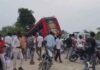 उज्जैन में बड़ा सड़क हादसा: बाइक सवारों को बचाने में पलटी बस, 2 की मौत और 5 महिलाएं घायल