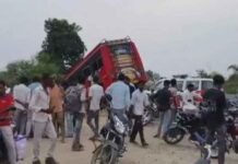 उज्जैन में बड़ा सड़क हादसा: बाइक सवारों को बचाने में पलटी बस, 2 की मौत और 5 महिलाएं घायल