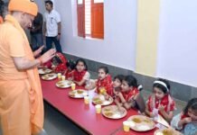 बेटियों के पांव पखार सीएम योगी ने की मातृ शक्ति की आराधना