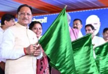 केंद्रीय रेल मंत्री अश्विनी वैष्णव और मुख्यमंत्री विष्णु देव साय ने रावघाट – रायपुर एवं रायपुर – कुरूद यात्री रेल सेवाओं को दिखाई हरी झंडी
