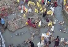 गंगनहर बंद होते ही हर की पौड़ी में खजाने की तलाश, सिक्के और सोना-चांदी खोज रहे लोग