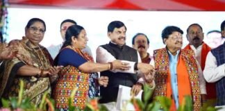 CM के रिमोट दबाते ही धार के सूखे खेतों तक पहुंची नर्मदा की धारा, 13 किमी दूर बहा पानी