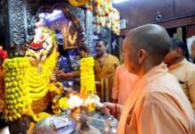 मुख्यमंत्री योगी आदित्यनाथ ने बाबा कालभैरव और बाबा विश्वनाथ का किया दर्शन-पूजन