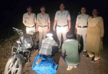 आबकारी ने मोटरसाइकिल पर शराब ले जाते हुए दो आरोपियों को पकड़ा
