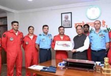 मुख्यमंत्री विष्णु देव साय से भारतीय वायु सेना की सारंग हेलीकॉप्टर डिस्प्ले टीम ने की सौजन्य मुलाकात