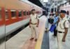 दीपावली से पहले रेलवे का अलर्ट, स्टेशन या ट्रेन में पटाखे लेकर पहुंचे तो होगी सख्त कार्रवाई