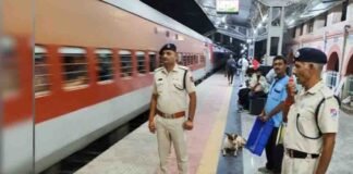 दीपावली से पहले रेलवे का अलर्ट, स्टेशन या ट्रेन में पटाखे लेकर पहुंचे तो होगी सख्त कार्रवाई