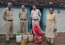आबकारी ने कल्दा में भारी मात्रा में कच्ची शराब और महुआ लाहन पकड़ा