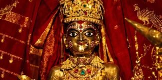 पश्चिम बंगाल में 400 साल पुरानी दुर्गा पूजा, 360 दिन बैंक लॉकर में रहती है मां की स्वर्ण प्रतिमा