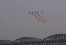 वाराणसी एयर शो में विमानों की गर्जना से गूंजा गंगा तट, करतब देखने छतों पर उमड़ी भीड़