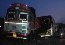 रायपुर-बिलासपुर हाईवे पर भीषण हादसा, खड़े ट्रक से टकराई बस; 5 की मौत, 14 घायल 2. छत्तीसगढ़ में दर्दनाक सड़क हादसा: ट्रक से भिड़ी बस, पांच लोगों की मौत, 14 घायल 3. रायपुर-बिलासपुर मार्ग पर मौत का मंजर, बस-ट्रक की टक्कर में 5 की जान गई, 14 घायल