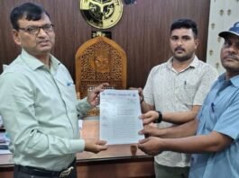 Banda: लंबित मांगों को लेकर बांदा में लेखपालों का आंदोलन, 24 अक्टूबर से अनिश्चितकालीन कार्य बहिष्कार