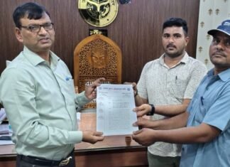 Banda: लंबित मांगों को लेकर बांदा में लेखपालों का आंदोलन, 24 अक्टूबर से अनिश्चितकालीन कार्य बहिष्कार
