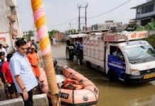 बाढ़ प्रभावितों को राहत पहुंचाने के लिए युद्ध स्तर पर कार्य कर रही योगी सरकार, नगर विकास मंत्री ने फैजुल्लागंज-दाउदनगर में किया निरीक्षण